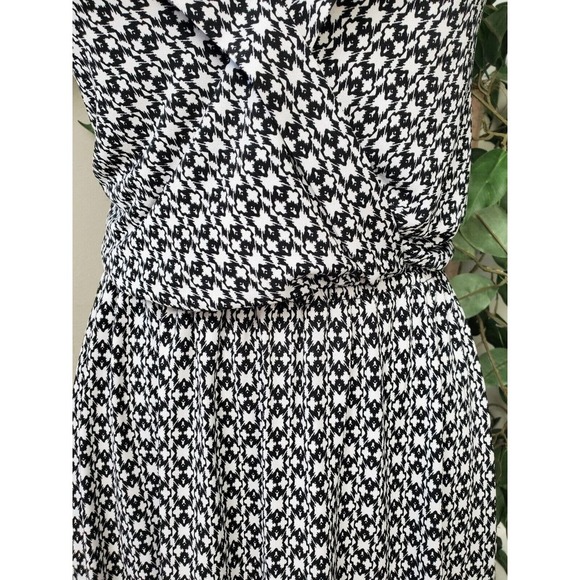 BCBGeneration White & Black Printed Surplice Halter V-Neck Knee Length Dress XS - Picture 3 of 13